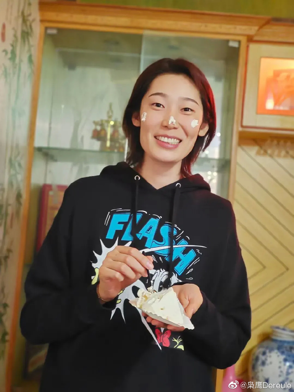 朱婷|久违了！女排朱婷近照曝光：全新发型美丽大方，笑容温暖气质出众