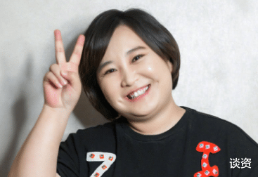 李沁|贾玲深夜KTV唱歌，身材浮肿走路困难，网友：腹部肿胀似怀胎5月