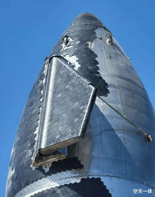 伊隆·马斯克 星舰黑化，不锈钢火箭身穿铠甲，打“发泡胶”贴隔热瓦，靠谱吗？