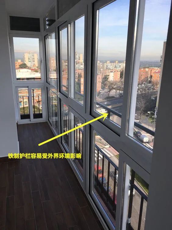 封阳台时护栏留在室内还是室外？各种说法都有理，幸好我家没装错