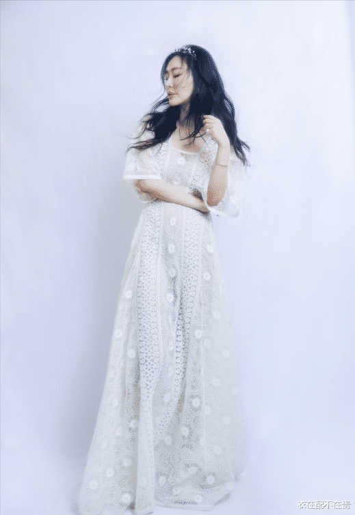 衣在配不在贵|王石妻子真放得开，穿“半透明”裙子都很优雅，气质不输顶流明星