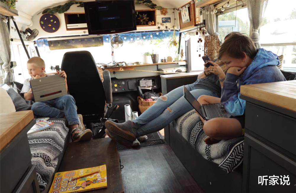 单亲妈妈买下2004年旧校车，带4个孩子在27㎡车内住1年，也是服了