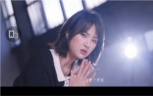 全球时尚风行|华为二公主姚安娜风格大变！针织衫搭背带裤美成名媛，终于有了女明星范