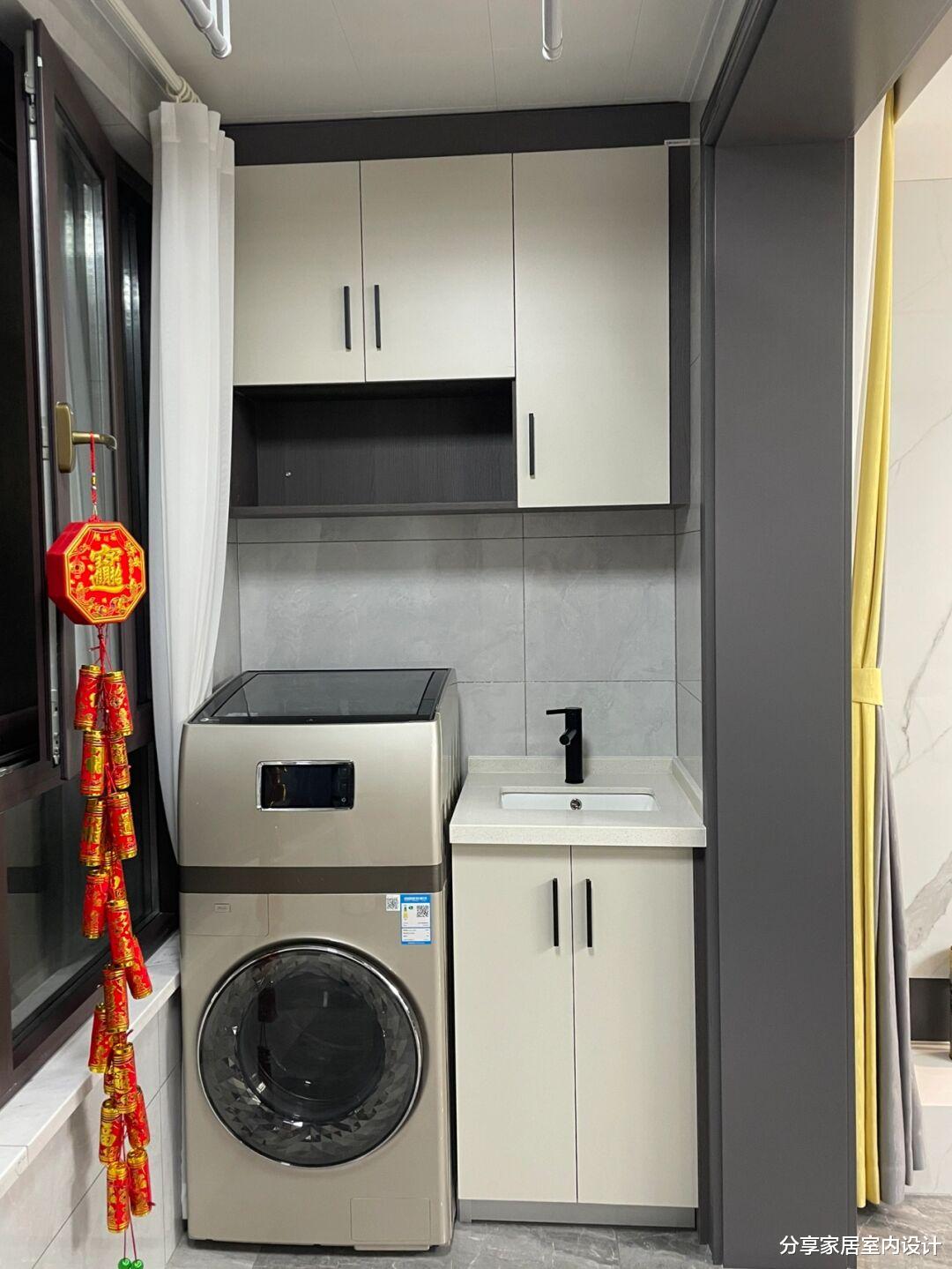 |她家现代简约风格,吊顶贴金属线条,设计悬空电视墙美观又大气!