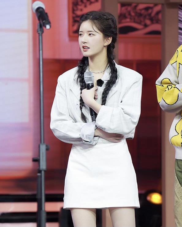 赵露思|都说赵露思有点胖？看到她和李沁同框，女演员果然都不容易