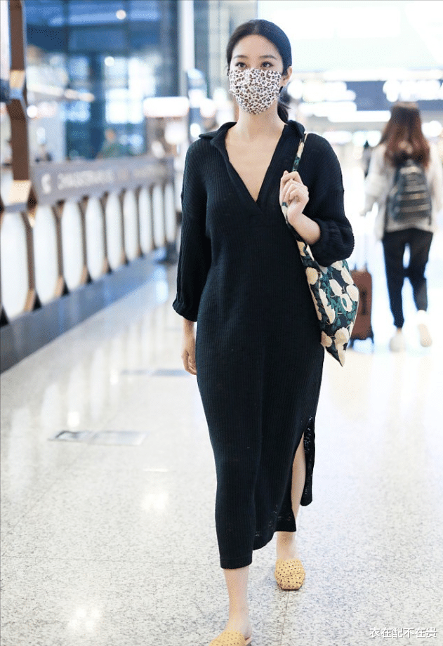 衣在配不在贵|杨采钰穿拖鞋走机场,随便配条针织裙就很显魅力,一看就有阔太感