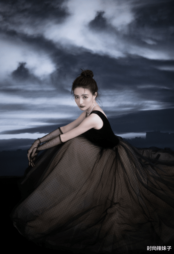 唇妆|徐璐全新大片，露背裙配复古红唇，优雅高贵宛如童话公主