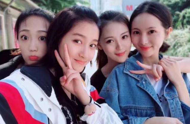 关晓彤|关晓彤自称全宿舍最丑，本以为是谦虚，当看到她们合影后：我信了