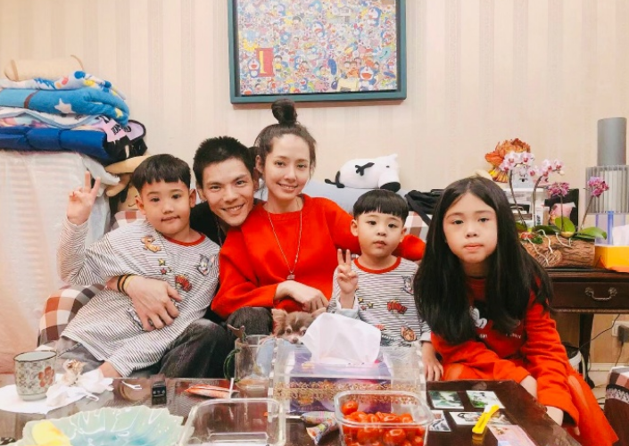 郭碧婷|郭碧婷带向佐回娘家，看起来挺和谐，不小心暴露了娘家的真相