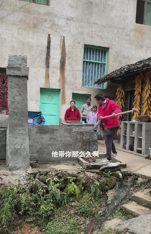 |牛爱芳首次回怼网友，称自己是记录生活，砸别人家房子又惹争议