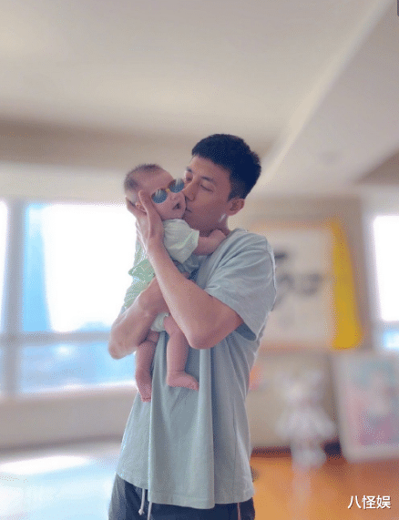 王灿|王灿晒老公视角美照,手捧咖啡展婀娜身姿,大赞杜淳拍照技术不错