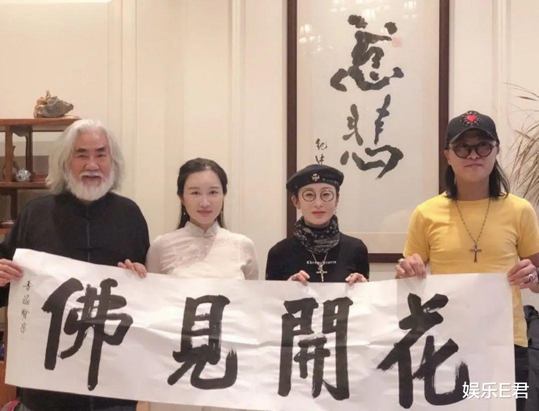 张敏|53岁张敏疑被老公逼着穿睡衣出镜，网友：比她单身还凄凉