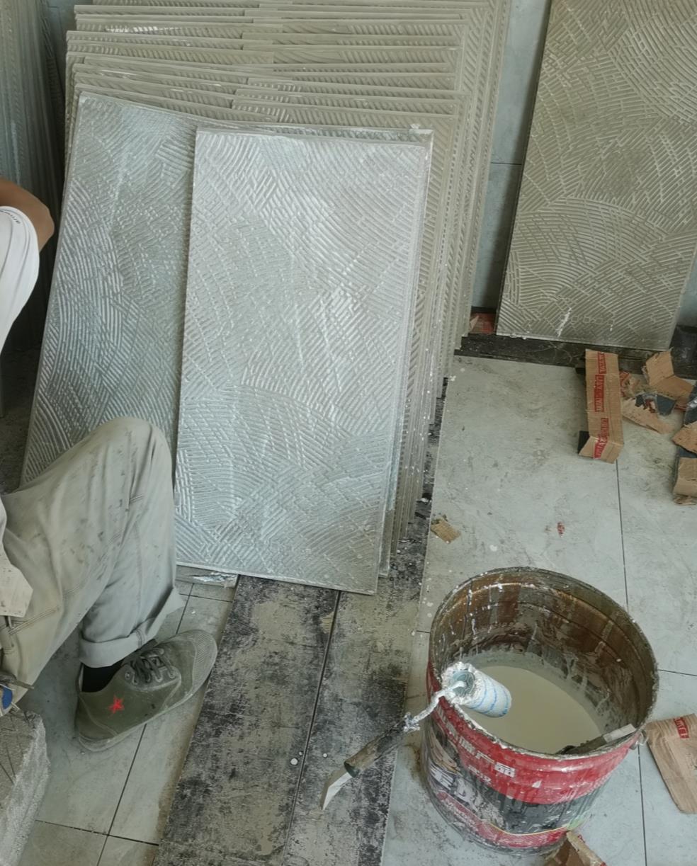 玻化砖上墙,2个原因决定了要刷背胶,还可以试试另外2种方法