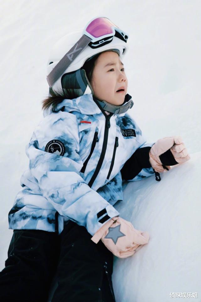 董璇|董璇带女儿滑雪，小酒窝雪地摔倒泪眼汪汪惹人疼，越来越像妈妈