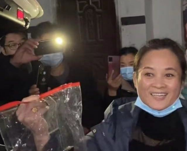 朱单伟|刚离婚就有新欢？驾校美女跟朱单伟一起回家，比陈亚男更年轻漂亮