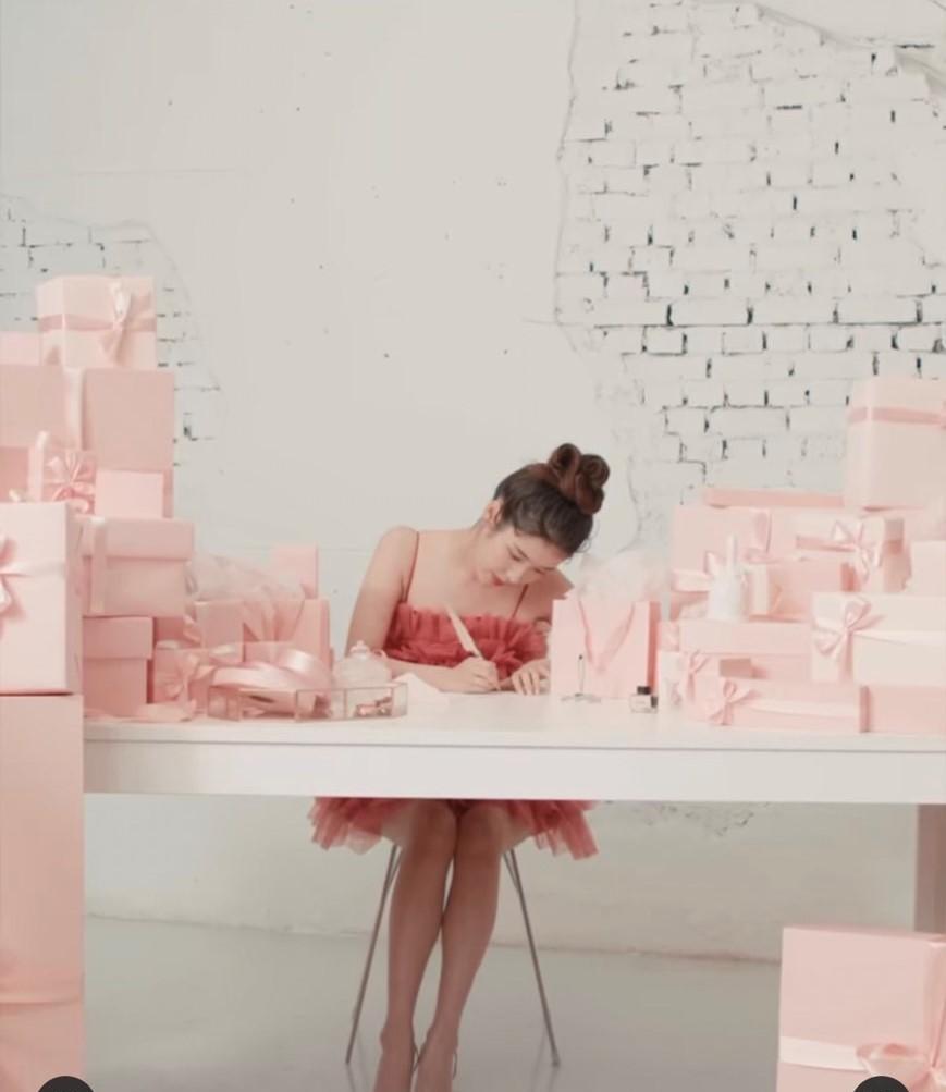 张慧雯|IU 穿浪漫粉红洋装拍广告！镜头拉远惊见纤细长腿