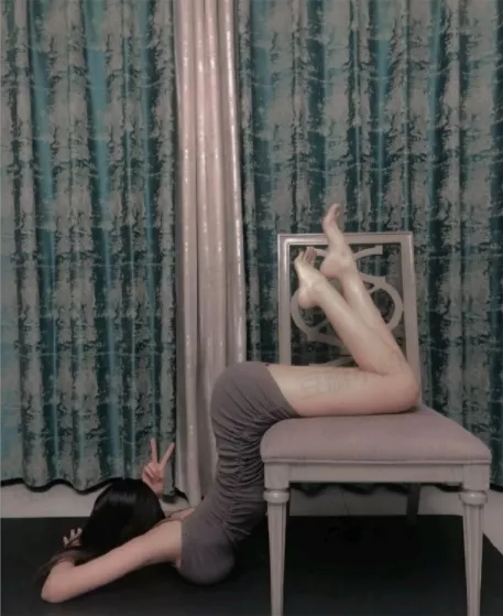 杨幂|杨幂晒火辣“漫画腰”，被指“软色情”：单一的审美，其实是一种PUA