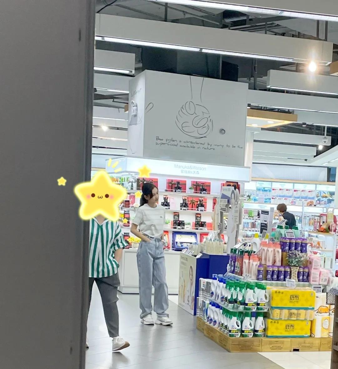 Angelababy|Angelababy超市拍戏被偶遇，休闲打扮超低调，瞪眼式表演遭吐槽