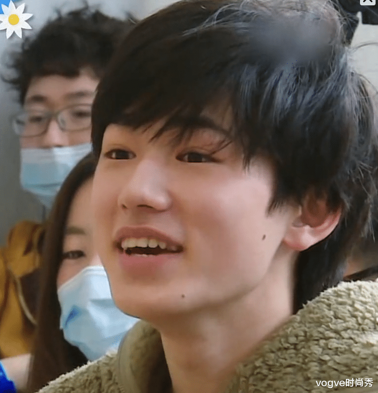 宋亚轩|宋亚轩“起床照”被疯传，导演要求素颜出镜火了，他有17岁吗？