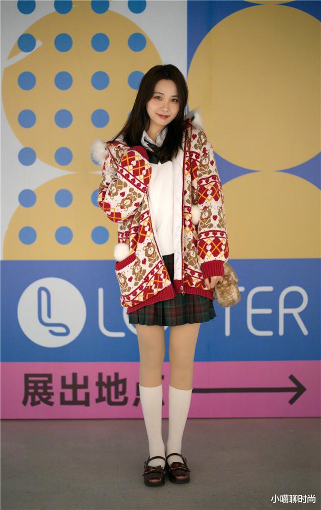 小喵聊时尚 秋冬，学会这几种“丝袜”穿法，让你告别廉价臃肿感，穿出好气质