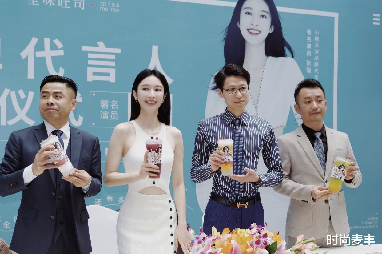 时尚麦丰|张俪这次走的酷帅风，抹胸配白色套装性感又时尚，腰好细