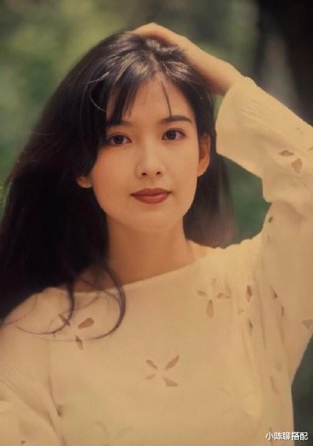 小陈聊搭配 看了周慧敏80年代的穿搭，突然明白：当下的“网红风”到底输在哪