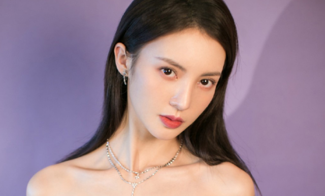 金晨|街边拍照冻出眼泪，穿抹胸裙冷到发抖，助理急忙用毛毯裹住