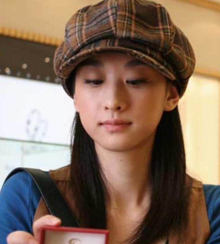 穆婷婷|痛惜！亲爸为了后妈要告她，辛苦拍戏三年一部未播，无奈只能隐退