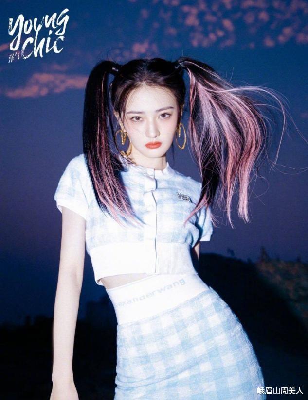 峨眉山周美人|徐璐秀身材“上瘾”了，穿针织紧身裙前凸后翘，“括号臀”吸睛了
