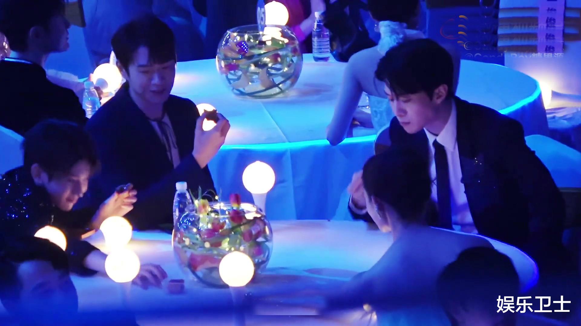 王源|中秋晚会王源台下分月饼，给了范丞丞和林允，却忘记分给关晓彤表情愣住