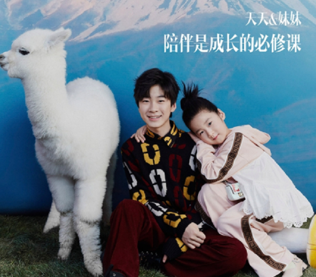 张亮|张亮为儿庆生！14岁天天烫发化妆好成熟，气质大变网友直呼认不出