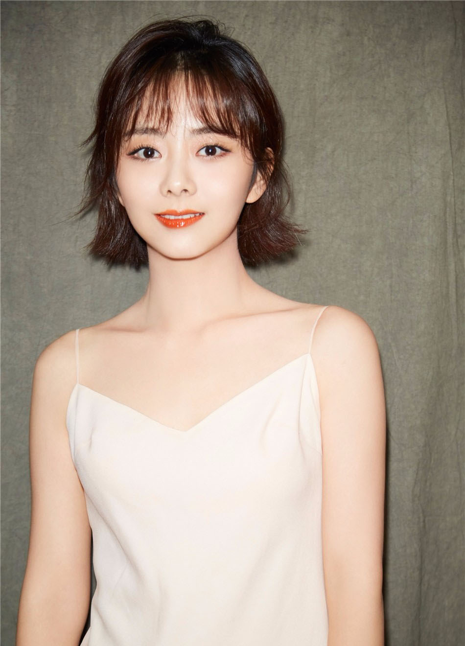 秦岚|被吃豆腐的不止古丽娜拉,谭松韵,秦岚等女星被抓过豆腐看着都疼!