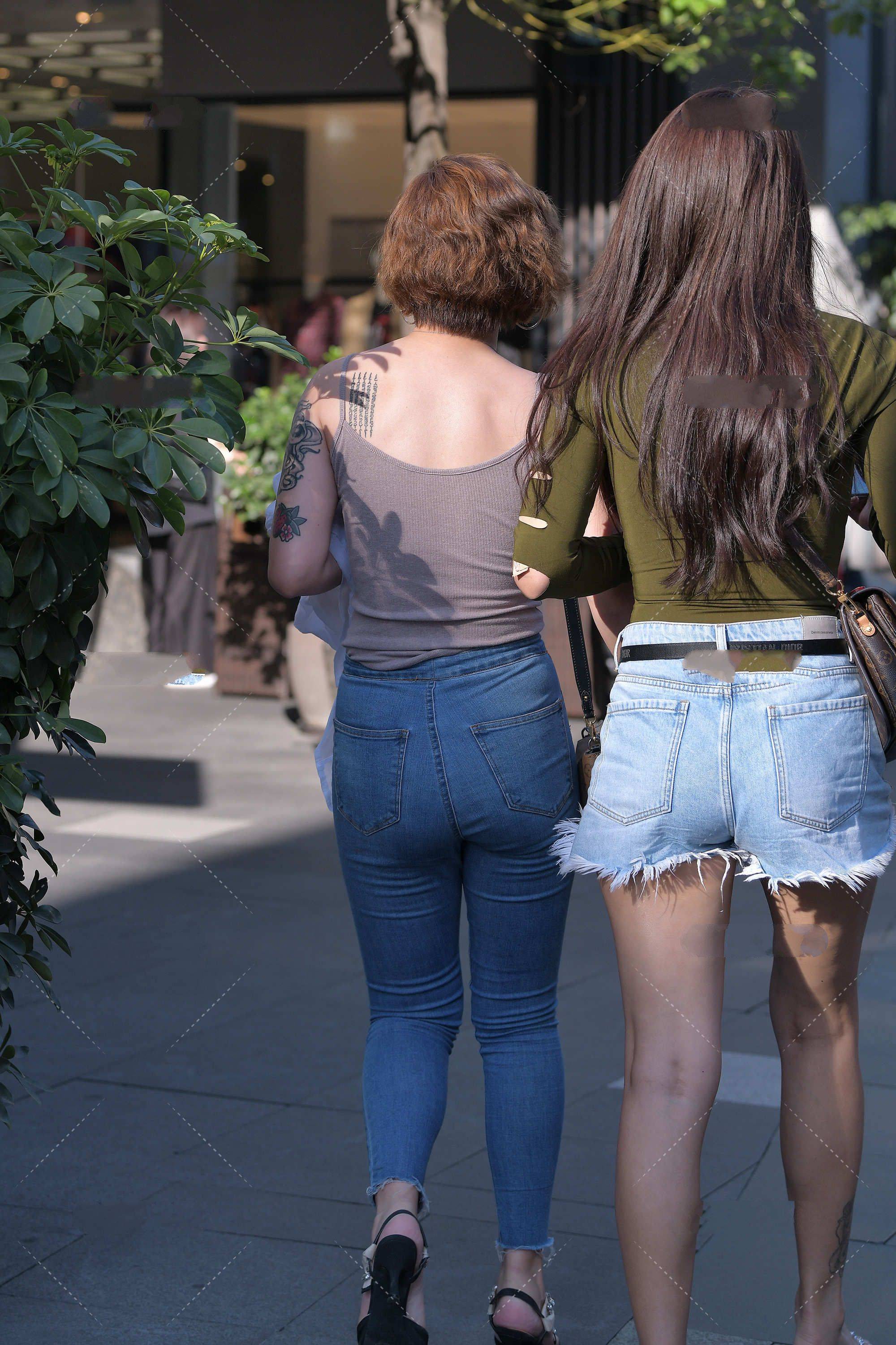 空腹|灰色背心配牛仔裤，穿搭简单时尚，短发又酷又飒