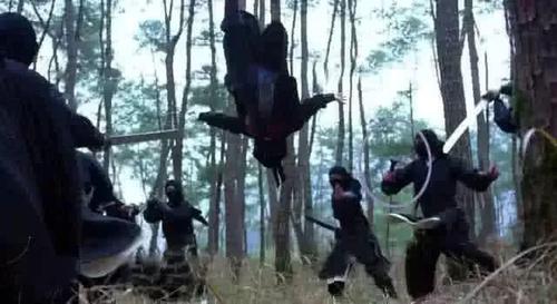 |这明显可以看出耳朵是道具啊，导演是不是以为我们看不出来