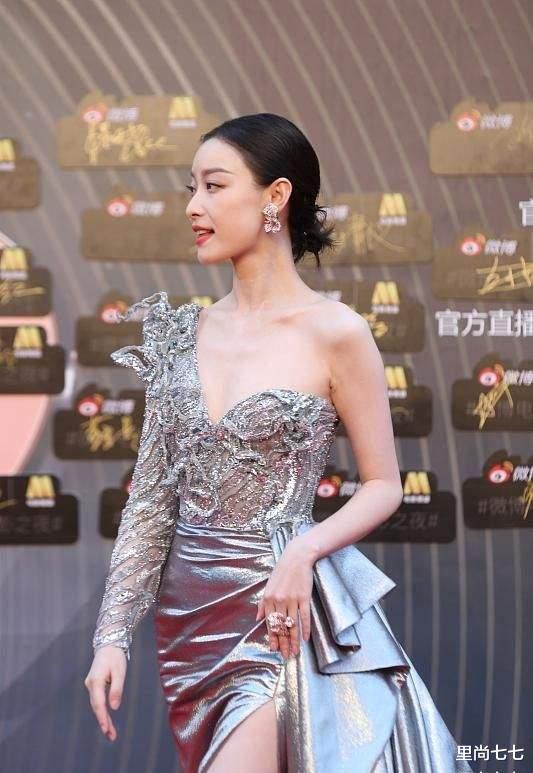 倪妮|四代谋女郎同台，章子怡显老刘浩存驼背，倪妮小肚明显周冬雨躺赢