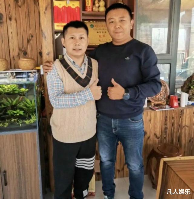 时宜|何错之有？相对何云伟现身遭无视，我更心疼餐厅老板