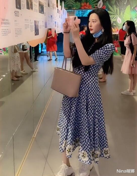 Nina昵娜|范冰冰打卡展览馆，浓妆艳抹穿床单裙踩拖鞋对镜自拍，手舞足蹈似邻家小妹