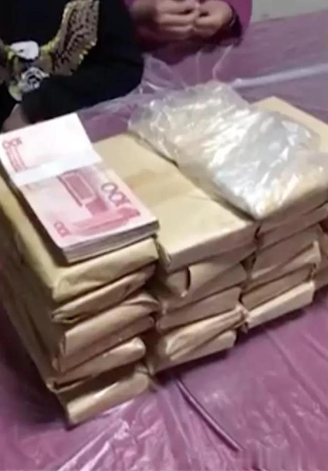 陕西都市快报 小学生遛狗捡到26万？妈妈：不是26万，是51万