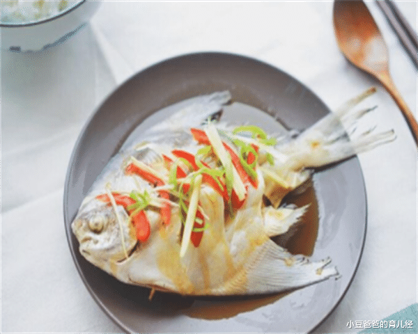 小豆爸爸的育儿经|8月龄宝宝因吃错辅食住院，儿科医生：2岁前要坚持“六不原则”