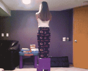 |“从领导办公室出来的女同事,这衣服怎么还穿反了?”