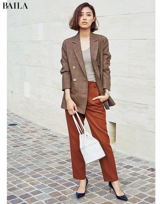 大表姐的时尚圈 秋季穿西装无需“新花样”,搭配好这3条裤装,造型足够时髦多变