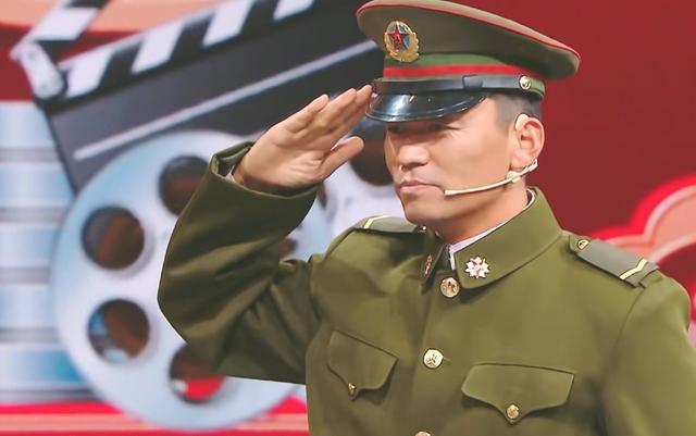 王宝强|王宝强穿军装现身《王牌》！瞧华晨宇看后做了什么：对军人的尊重？