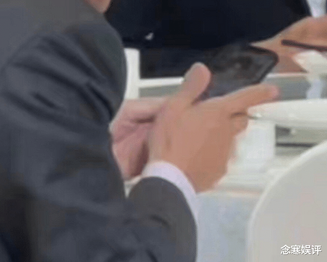 高露|大佬与张新成同桌吃饭，用手机搜索他的名字被拍到，既尴尬又好笑