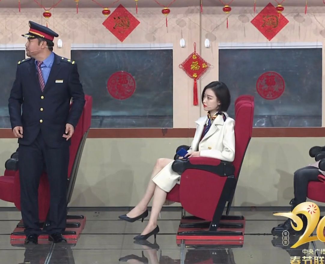 春晚|春晚倪妮白色风衣造型，好白好美啊