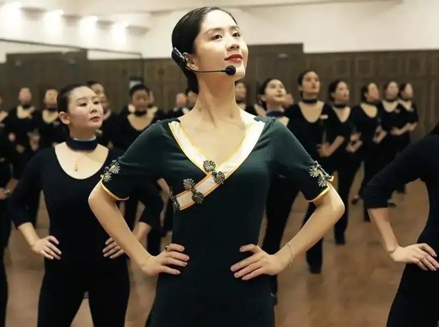 清浅微笑的我|最近比较火的网红形体老师邱凌遭吐槽,天天练形体,却越练越老