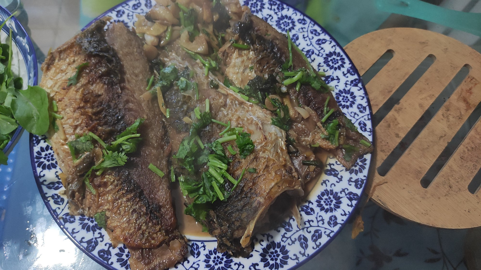 鲫鱼|大鲫鱼的“哭泣”躲在河中心都没用，最终沦为钓鱼人的盘中餐？