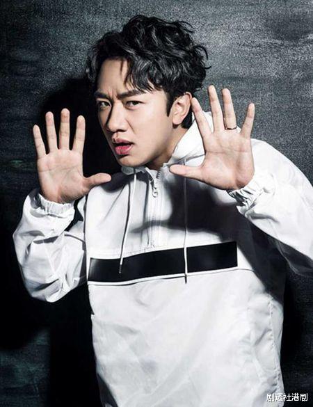 任嘉伦|好土?TVB首席创意官王祖蓝拖两个大行李箱排队返港,穿着打扮成焦点