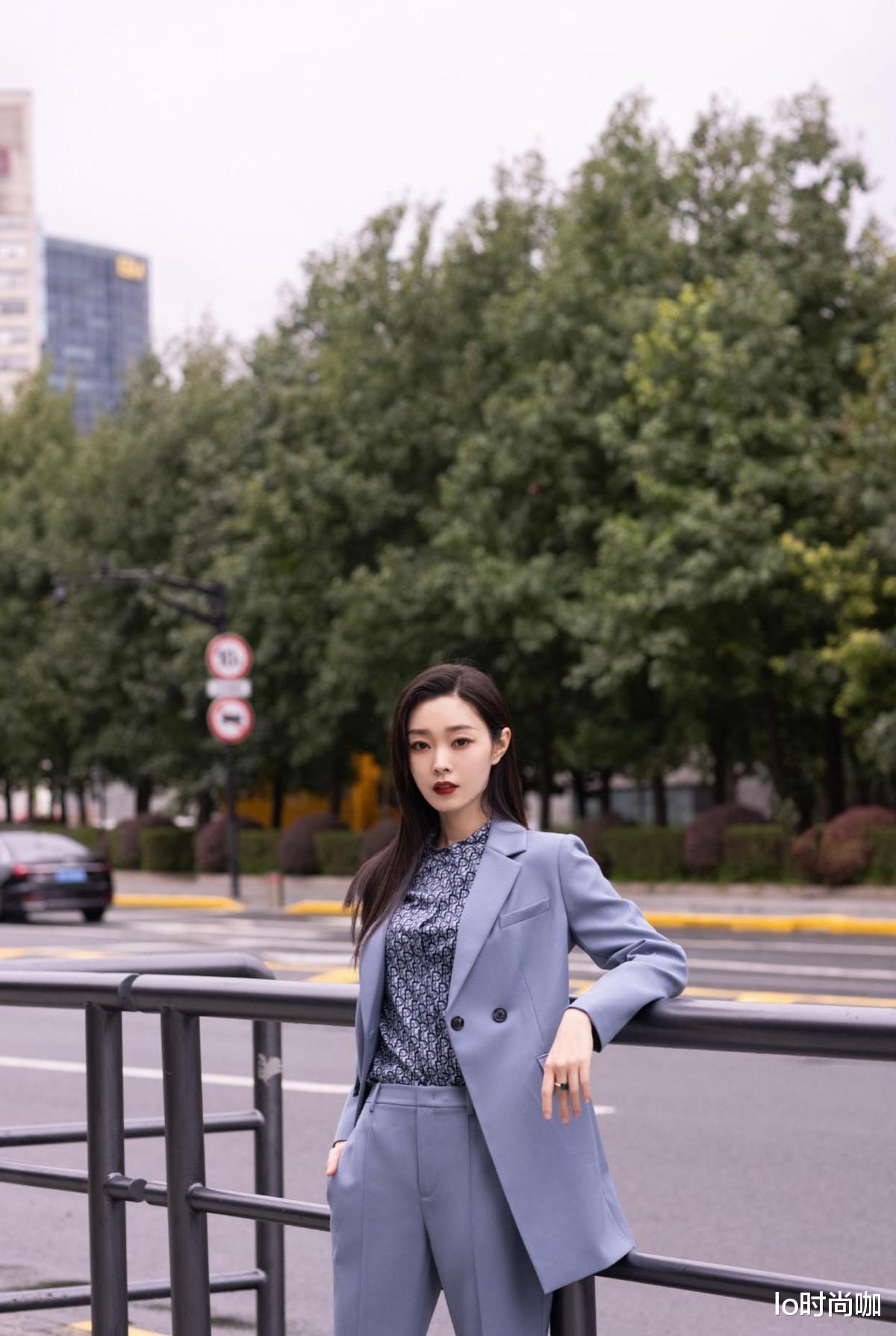 穿衣搭配 宋轶看着好像“女特工”，复古红唇加帅气皮裙，雨中漫步气场好足