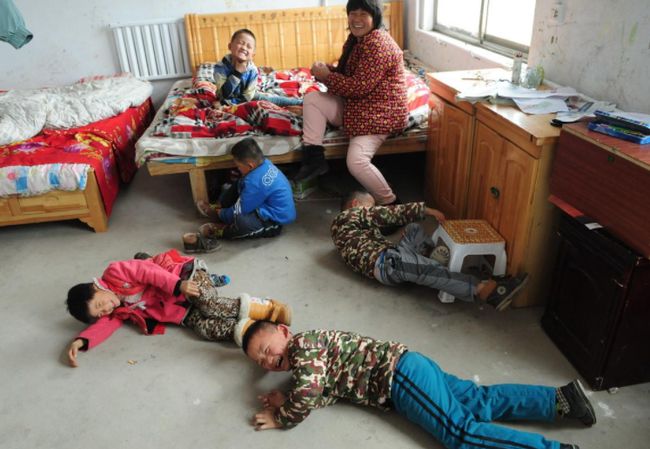 毛豆妈妈育儿说 49岁男子娶19岁老婆，“开挂”连生15娃成网红，很多人上门取经