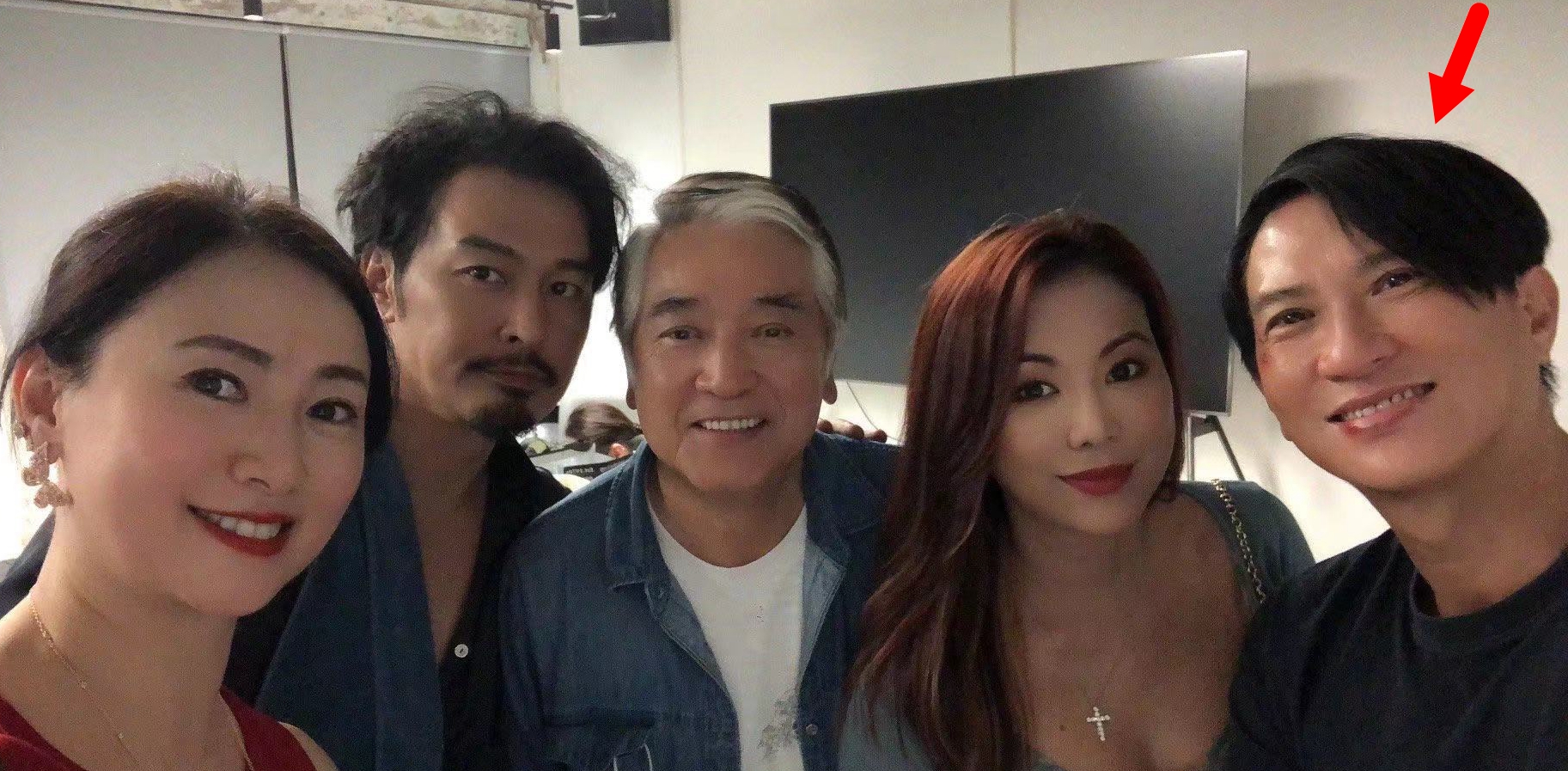 张家辉|54岁张家辉与网友合影，唯一要求不准用美颜，霸气说：我就是我